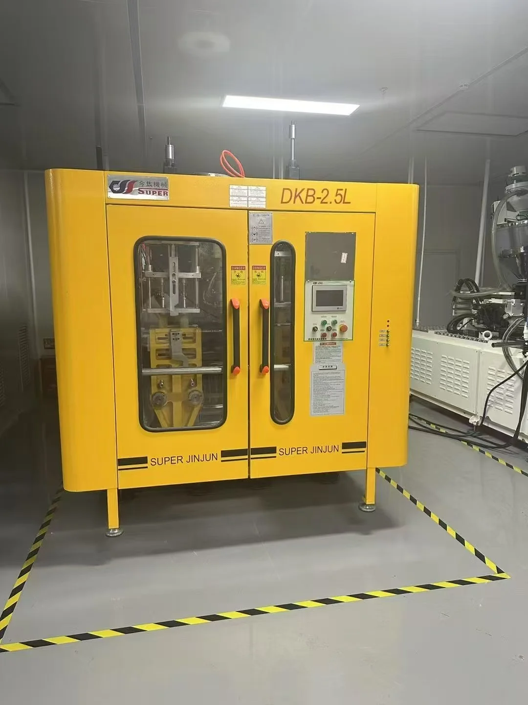 State-of-the-Art Blow Molding Machine Revolutionizes Plastics Production