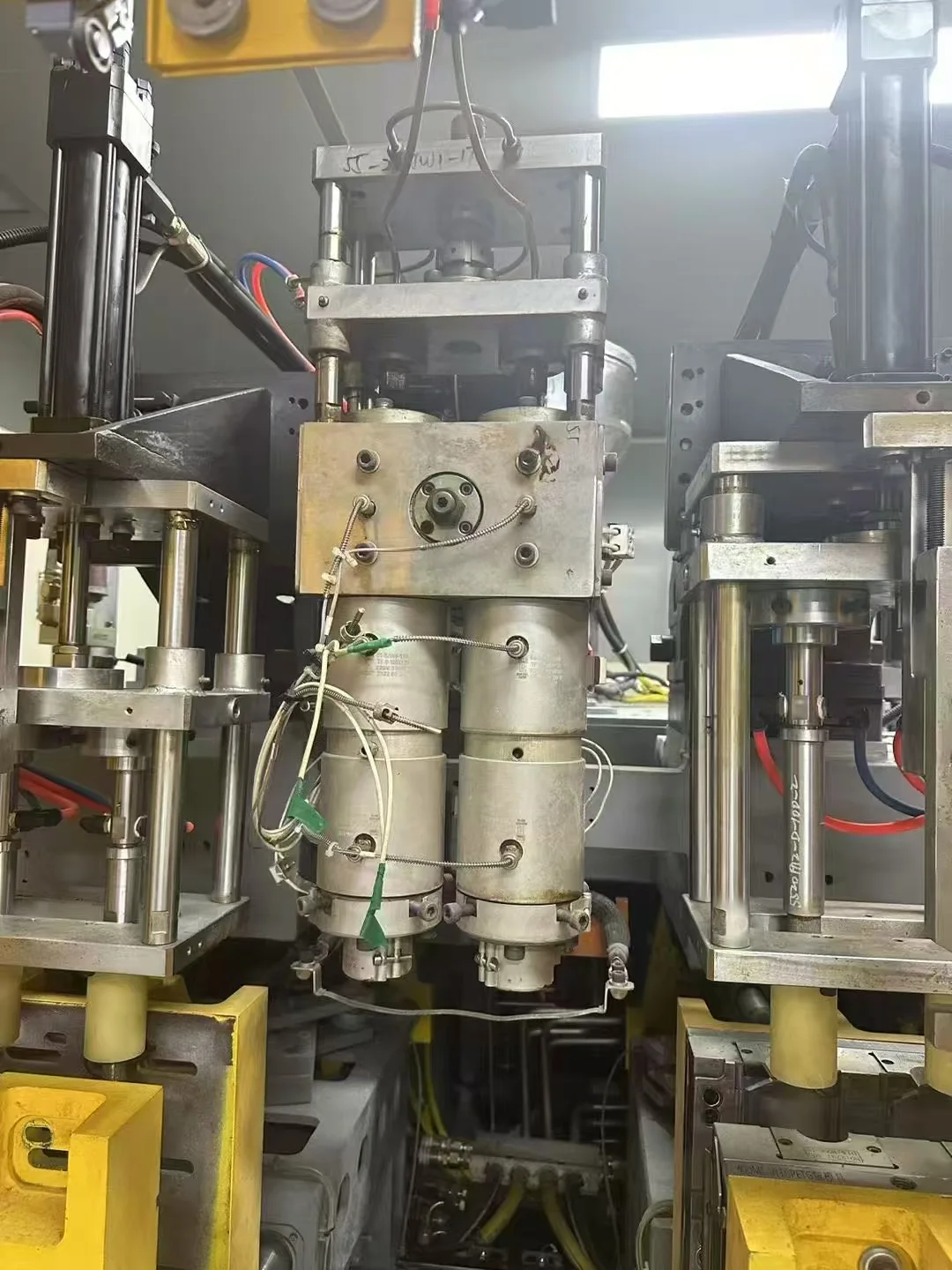 State-of-the-Art Blow Molding Machine Revolutionizes Plastics Production
