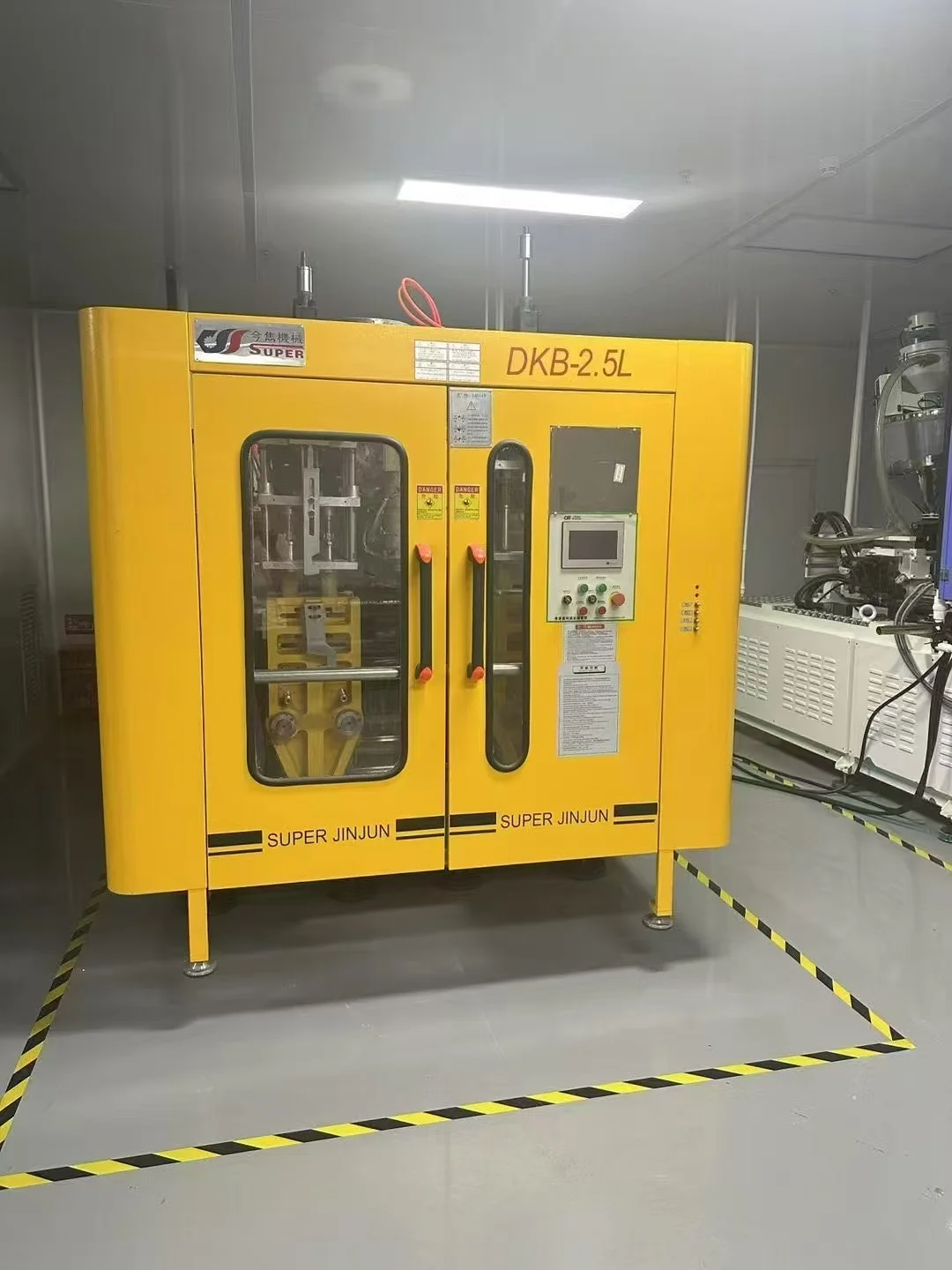 State-of-the-Art Blow Molding Machine Revolutionizes Plastics Production